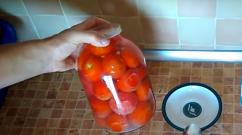 Как солить красные помидоры простым посолом в бочке?