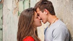 Что означают поцелуи в разные места, части тела: психология и значение мужского поцелуя