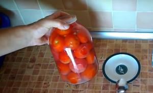 Как солить красные помидоры простым посолом в бочке?